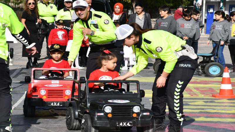 Mobil Trafik Eğitim Tırı Cumhuriyet Meydanında